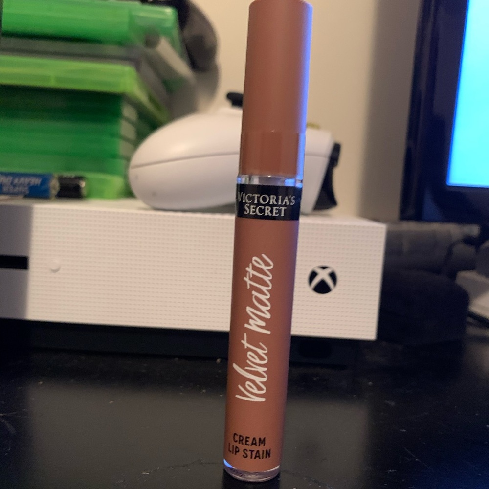 VS “Wanted” Velvet Matte Lipstick